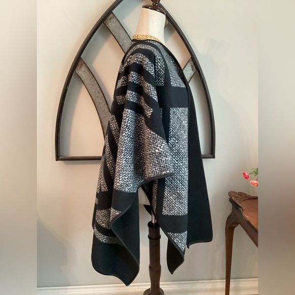 Black and White Women's Wrap - Picture 5 of 6